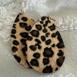 🖤Leopard print earrings & magnetic bracelet